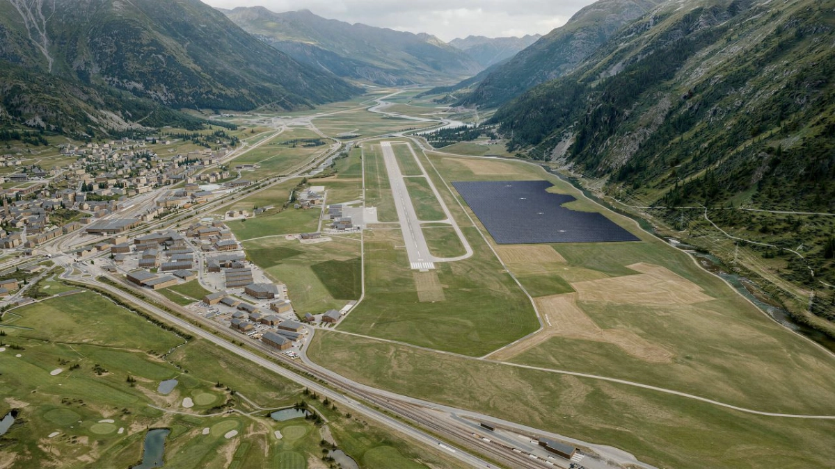 Solarkraftwerk Samedan direkt neben dem Flugplatz