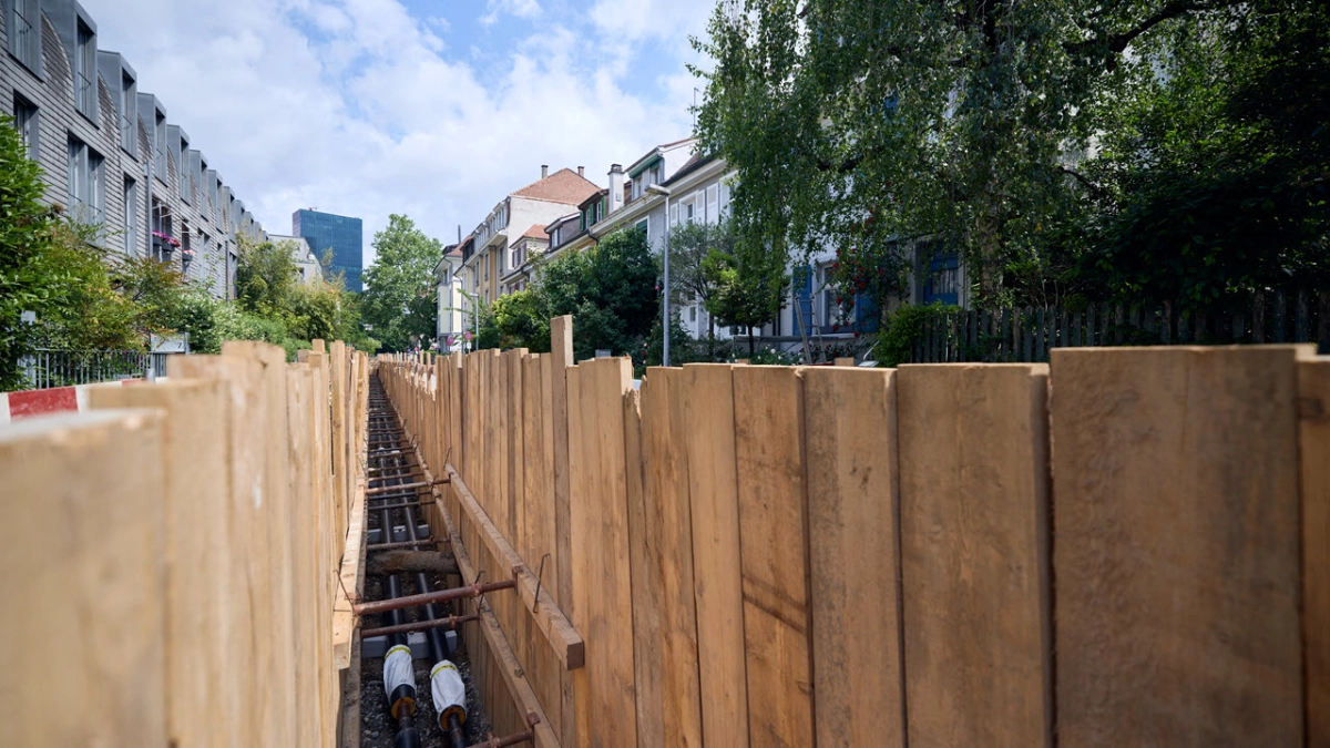 Blick in einen Leitungsgraben mit Fernwärmeleitungen