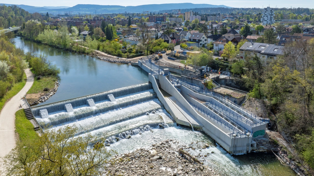 Drohnenaufnahe des Birswehrs und der Fischtreppe beim Kraftwerk Neuewelt bei schönem Wetter