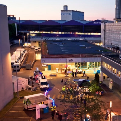 Luftaufnahme des hell erleuchteten IWB-Werkhofs in Kleinhüningen beim Eindunkeln