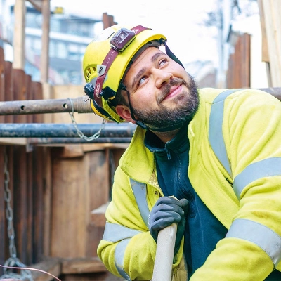 IWB Mitarbeitender steht in einer Baustelle
