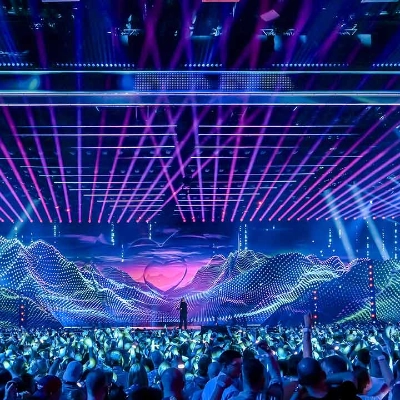 Aufnahme von der Bühne des ESC mit einer Lichtshow in blau und violett.