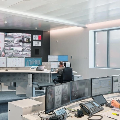 Viele Bildschirme und Mitarbeitende der Netzleitstelle.