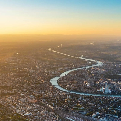 Drohnenaufnahme von Basel bei Sonnenuntergang mit Rhein im Zentrum