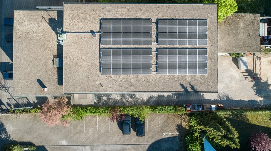 Ein Flachdach mit Solarpanels aus der Vogelperspektive.