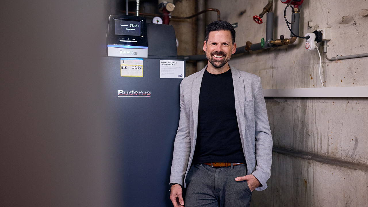 Felix Stäckli von Liwa Immobilien steht vor dem Gas-Mietkessel im Keller.