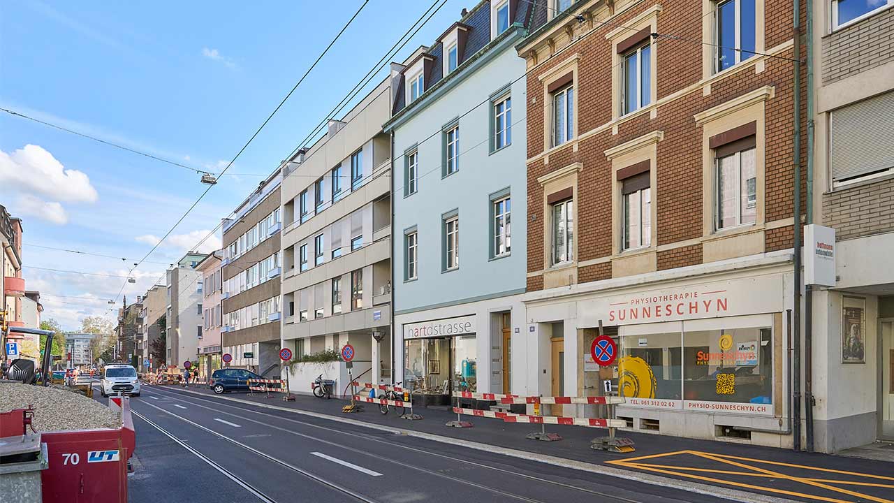 Hardstrasse mit der Fernwärmebaustelle in Basel
