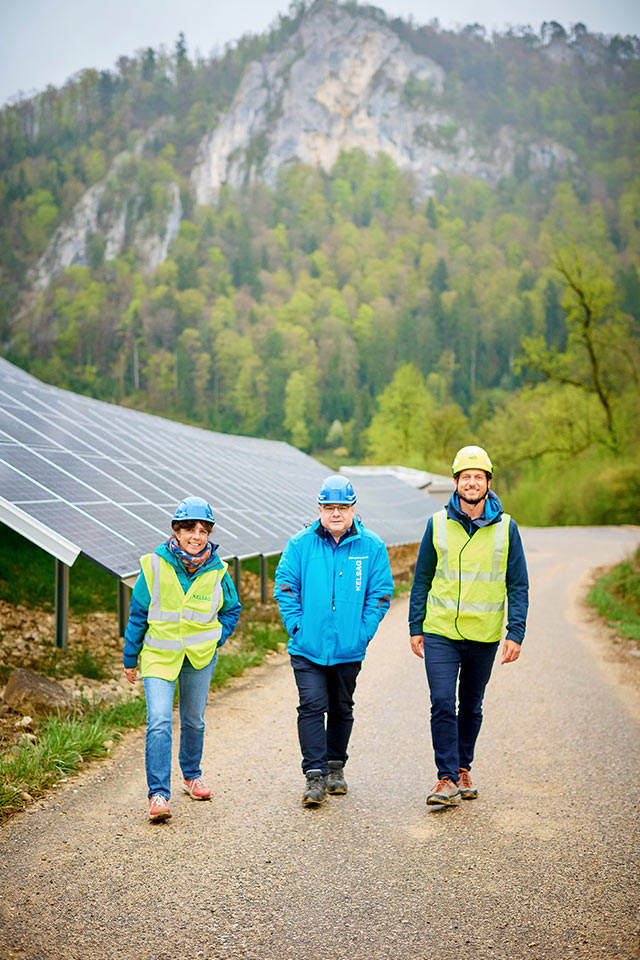 Pascale Steck (WWF), Edmund Frey Kuron (KELSAG) und Pascal Semlitsch (IWB) besichtigen die PV-Anlage