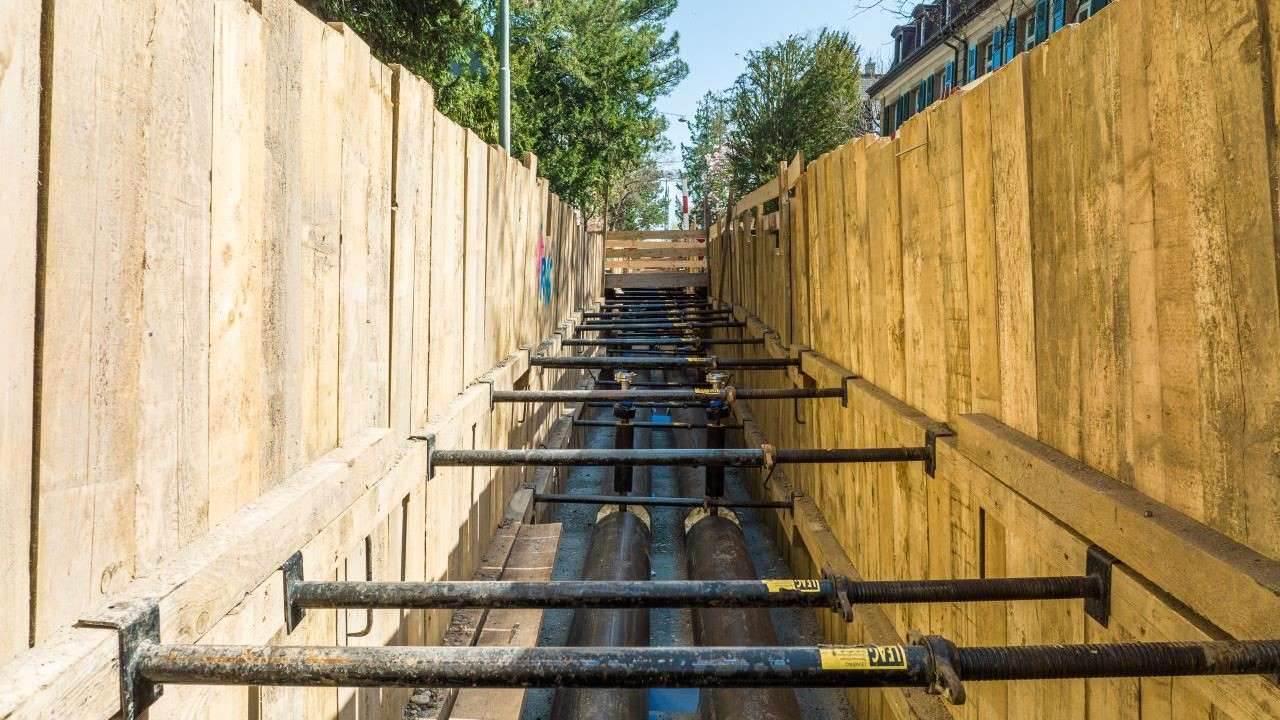 IWB betreibt eines der grössten Fernwärmenetze der Schweiz und versorgt über 6'500 Kundinnen und Kunden in Basel mit umweltfreundlicher Wärme. Die Wärme stammt hauptsächlich aus Abwärme der Kehrichtverwertungsanlage sowie aus Holzkraftwerken und wird über ein gut isoliertes Rohrleitungsnetz zu den Haushalten und Betrieben transportiert. Bis 2037 plant IWB, das Fernwärmenetz um 60 Kilometer zu erweitern, um 81 % des Wärmebedarfs der Stadt Basel abzudecken.