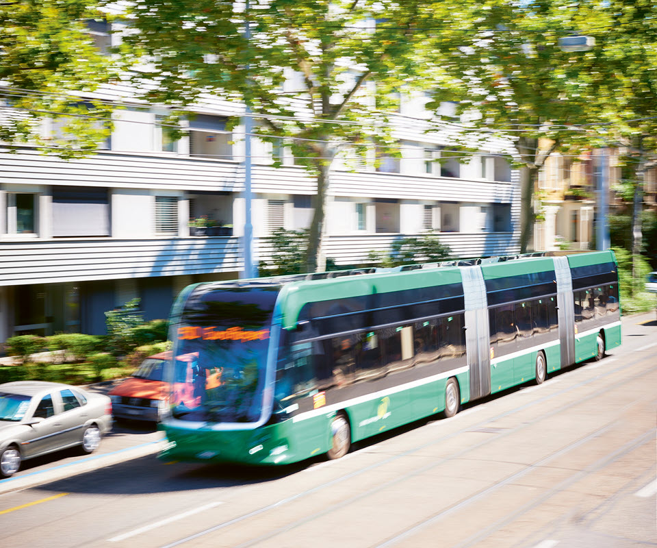 Doppelgelenkbus der BVB fährt durch die Stadt.