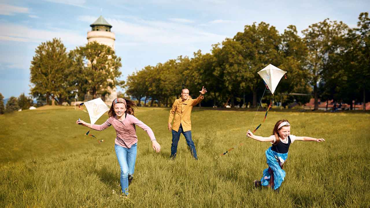 Spielende Kinder vor Wasserturm