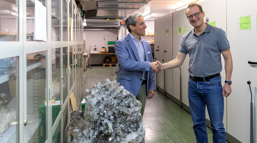 Kristall Übergabe von IWB an Naturhistorisches Museum Basel