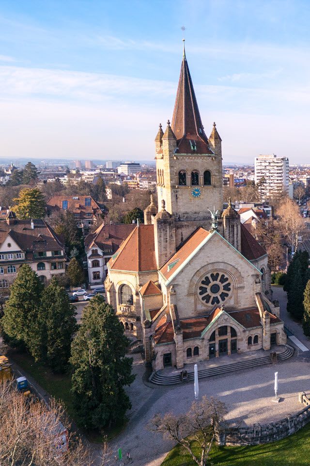 Thomas Jost, im Hintergrund das Uhrwerk der Pauluskirche und ein weiterer Mitarbeiter, der dieses kontrolliert. 