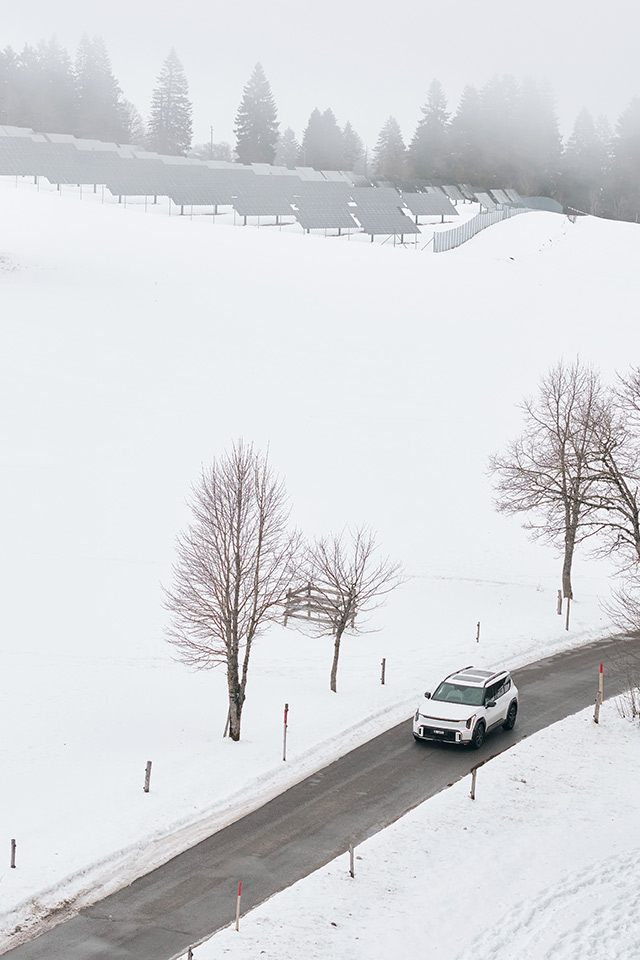E-Autofahrt von Basel durch den verschneiten Jura.