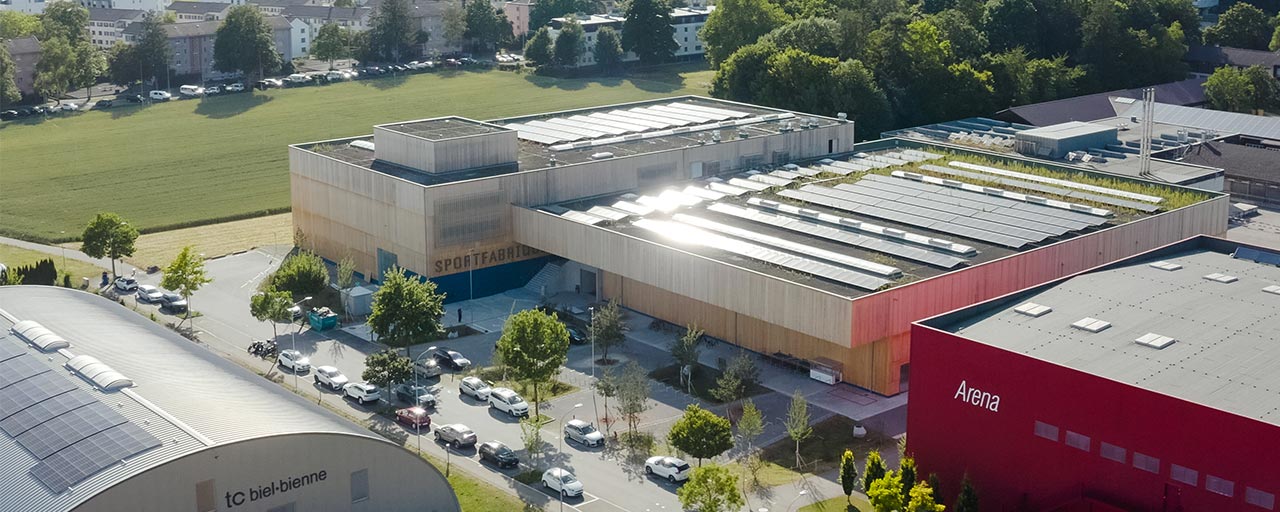 Multisporthalle in Biel mit IWB Solaranlage von oben