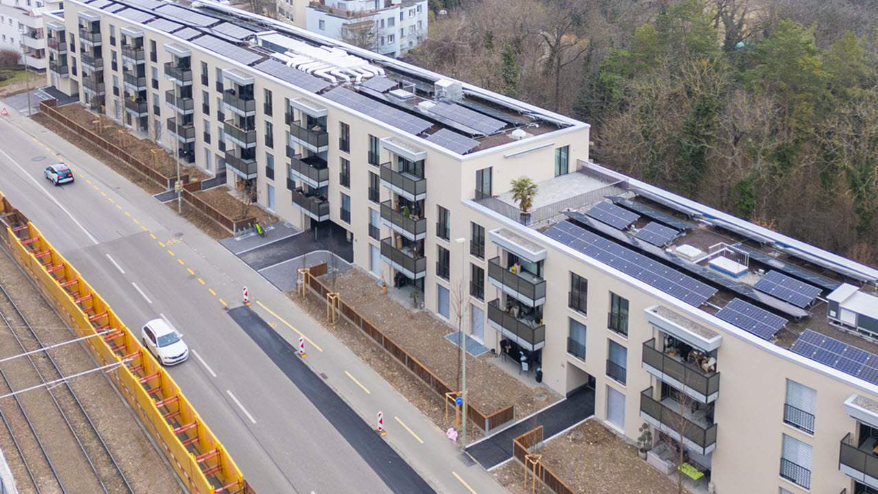 Aussenansicht der Photovoltaikanlage bei der Wohnüberbauung am Dornacherweg in Reinach.