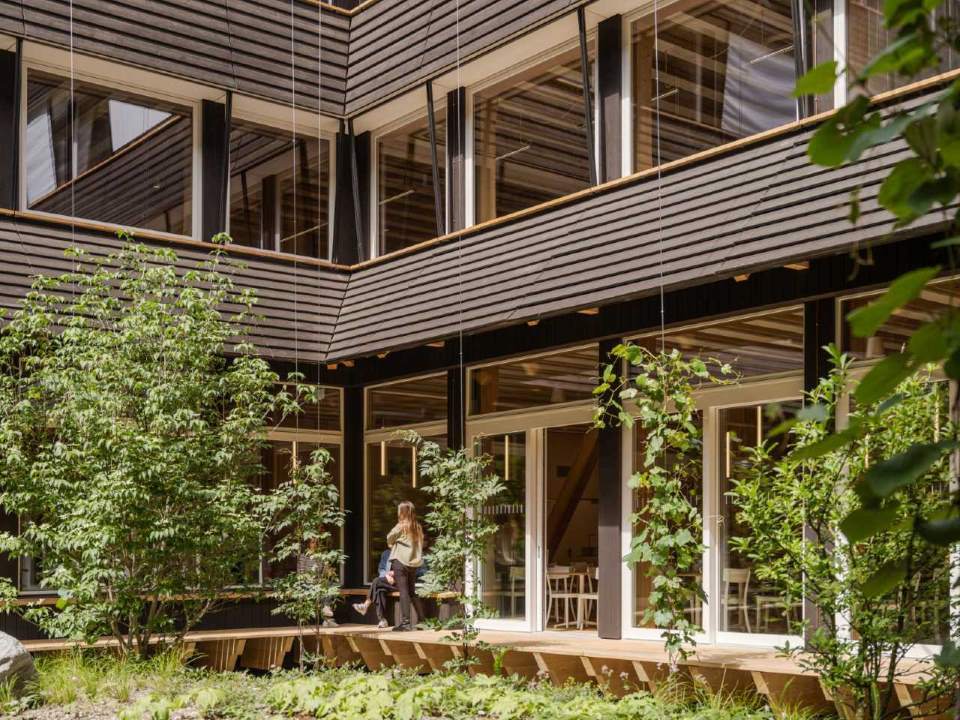 Gebäude mit PV-Fassade und begrüntem Innenhof