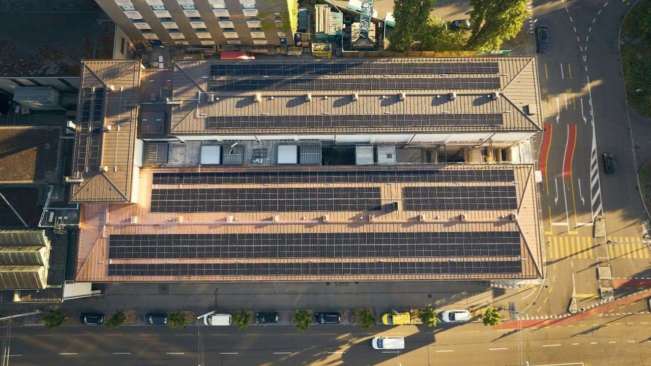 Die 408 Module aus der Vogelperspektive. Darunter glänzt das frisch sanierte Kupferdach des Unterwerks Volta in Basel.