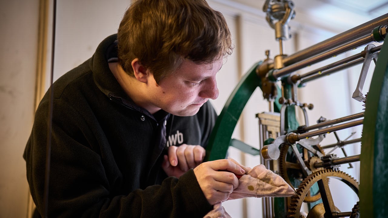 Bastian Siegenthaler repariert die Uhr in der Pauluskirche.