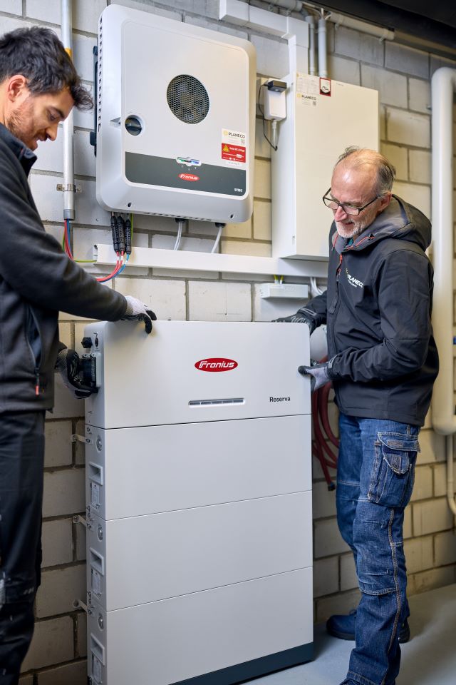 Eine grosse freistehende Solaranlage in Hunzenschwil die im Jahr über 1,1 Gigawattstunden Strom produziert.