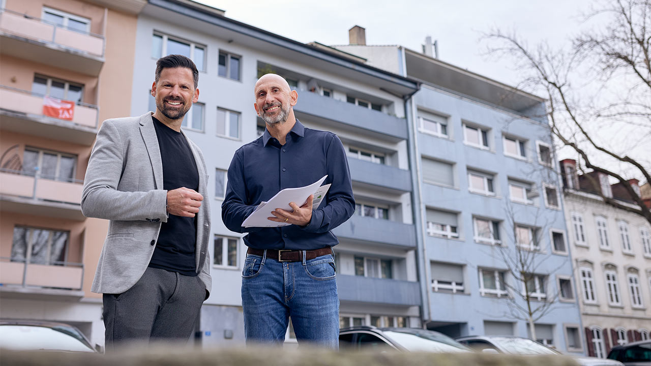 Felix Stäckli (Liwa Immobilien) und Serafino De Luca (IWB) stehen vor der Liegenschaft am Claragraben 35