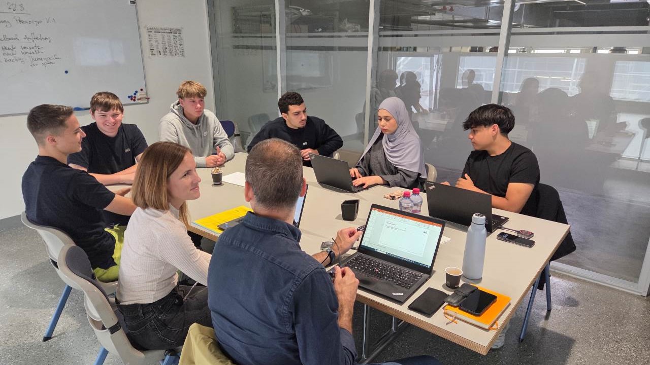 Meeting vom Lernenden-Projektteam zusammen mit ihren Coaches. 