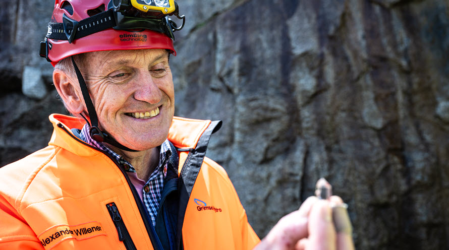 Alexander Willener mit einem Kristall aus dem Bergwerk KWO in der Hand