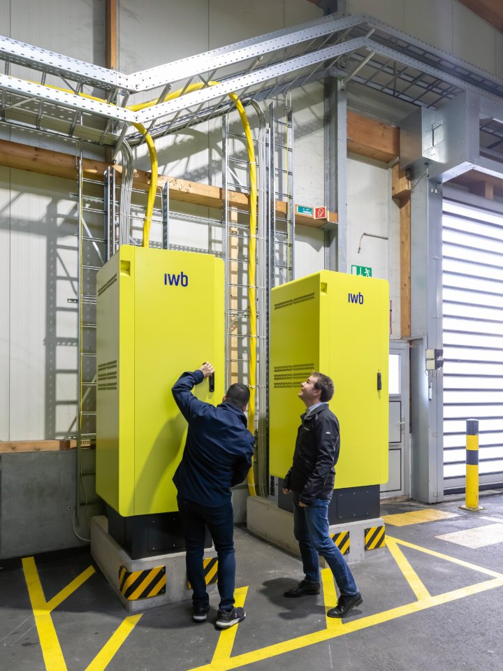 Die von IWB installierten neuen Leistungseinheiten der Autobus AG Liestal, produziert von der Schweizer Firma EVTEC. Inklusive Sockel ist jeder für sich über 3 Meter hoch.