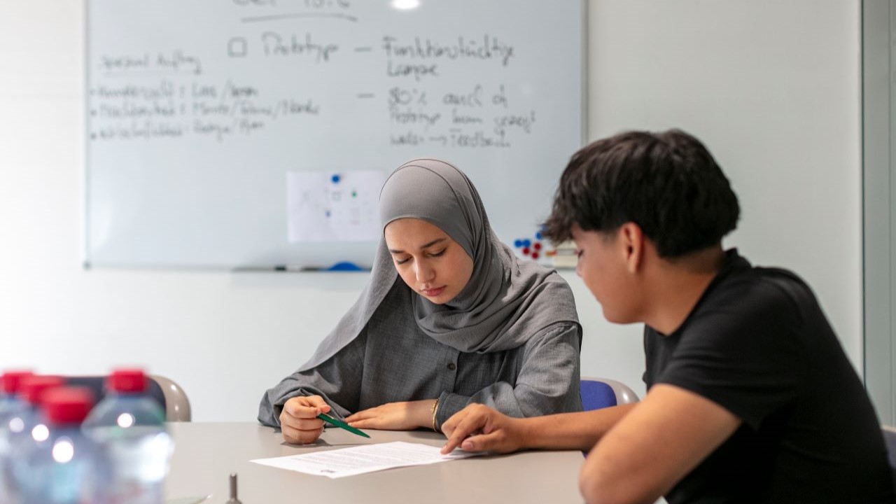 Zwei Mitglieder vom Start-up "reClaire" im Austausch zur Projektentwicklung. 