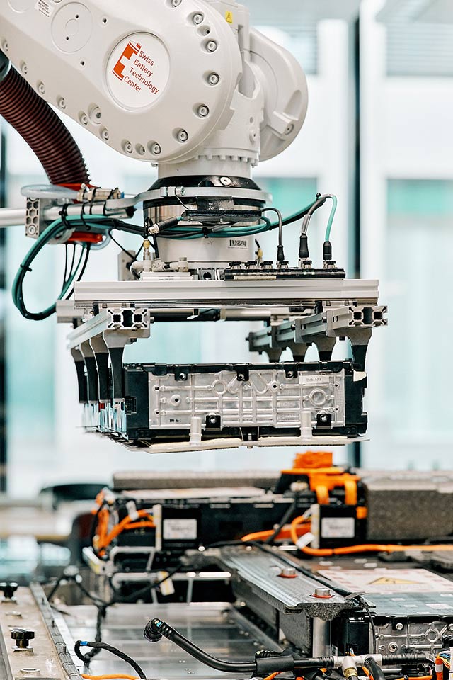 Roboter der Autobatterien zerlegt.