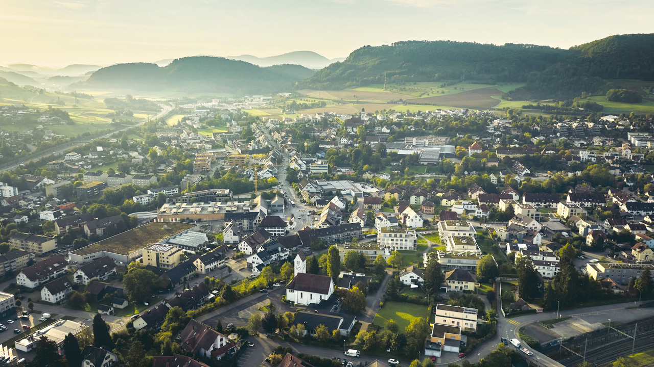 Blick aus der Vogelperspektive auf das Dorf Frick an einem Herbstmorgen.