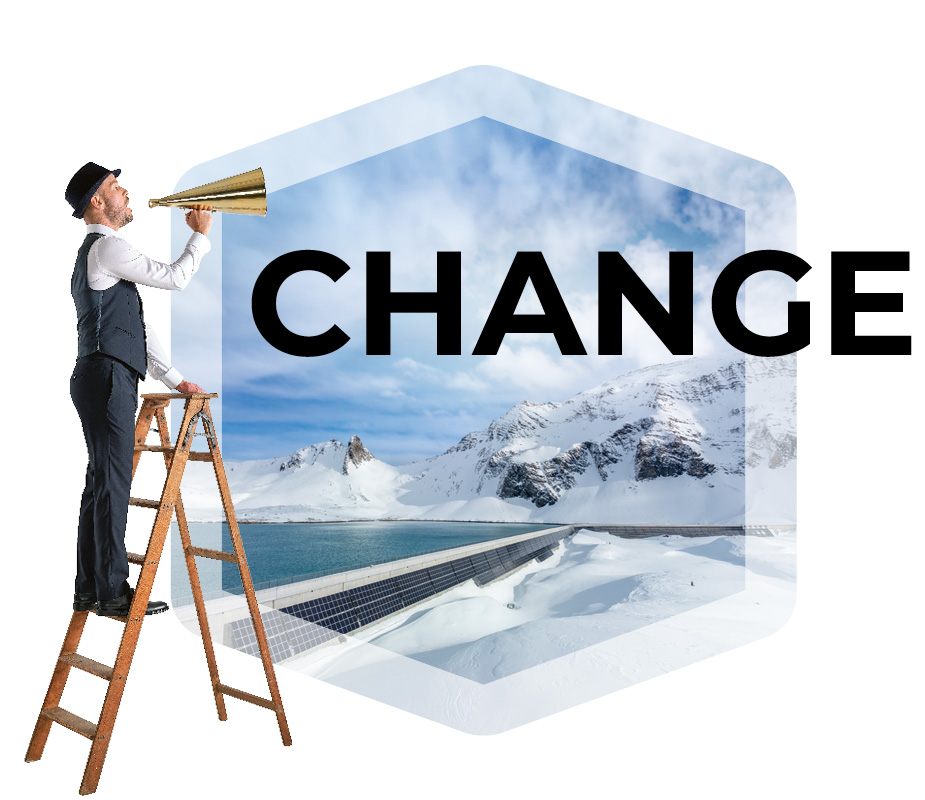 Mann steht auf Leiter und ruft durch einen Alpsegen in die Welt hinaus. Im Hintergrund steht gross "Change" über einer Landschaft.
