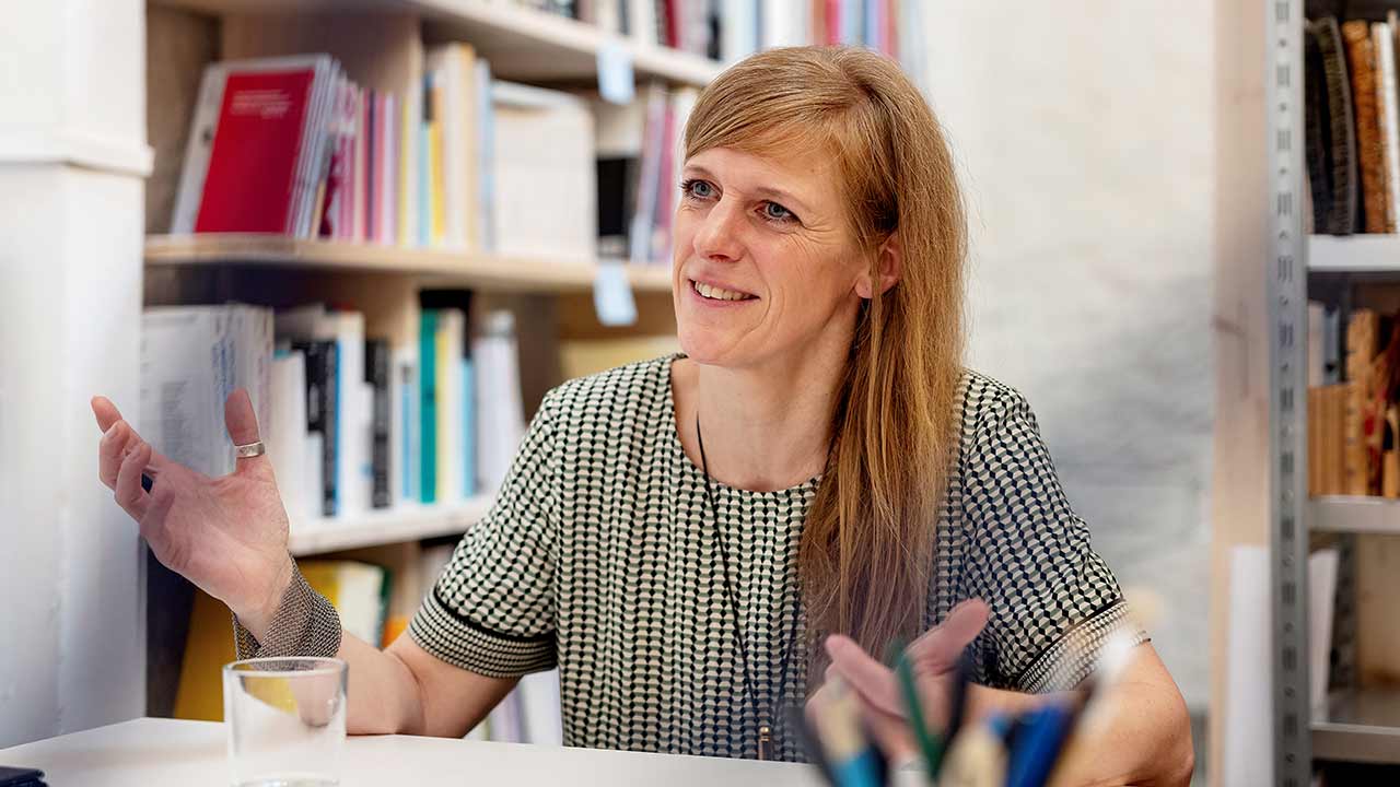 Dozentin Friederike Kluge im Interviewgespräch.  