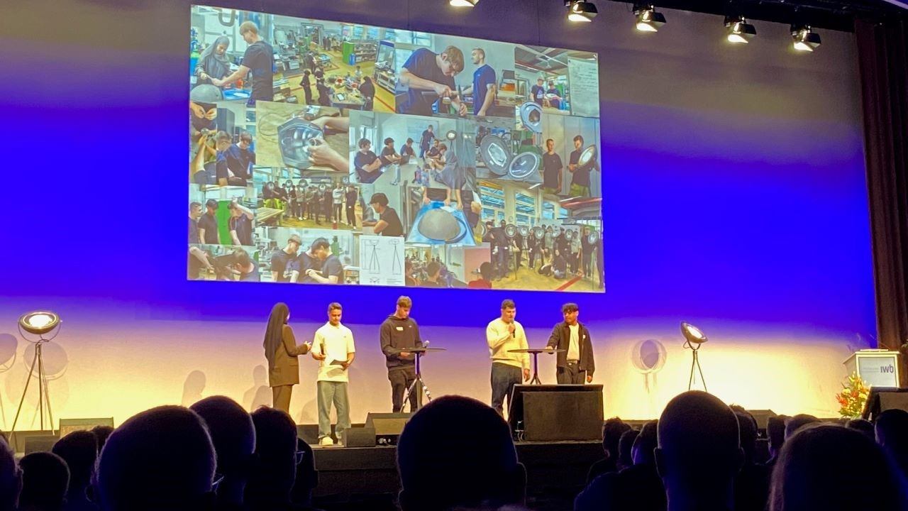 Lernende von IWB präsentieren den aktuellen Stand ihres Start-up-Projekts "Metro" am Weihnachtsanlass 2025