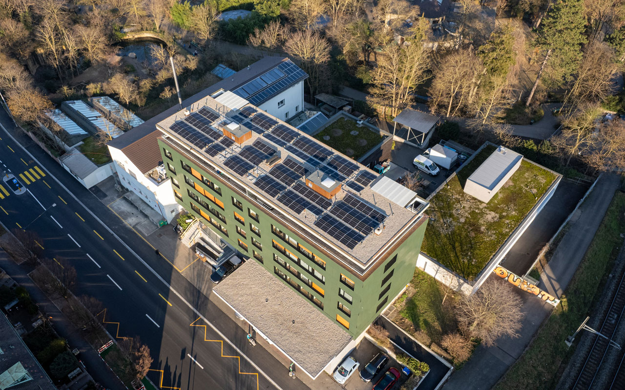 Luftaufnahme von Mehrfamilienhaus mit grüner Solarfassade