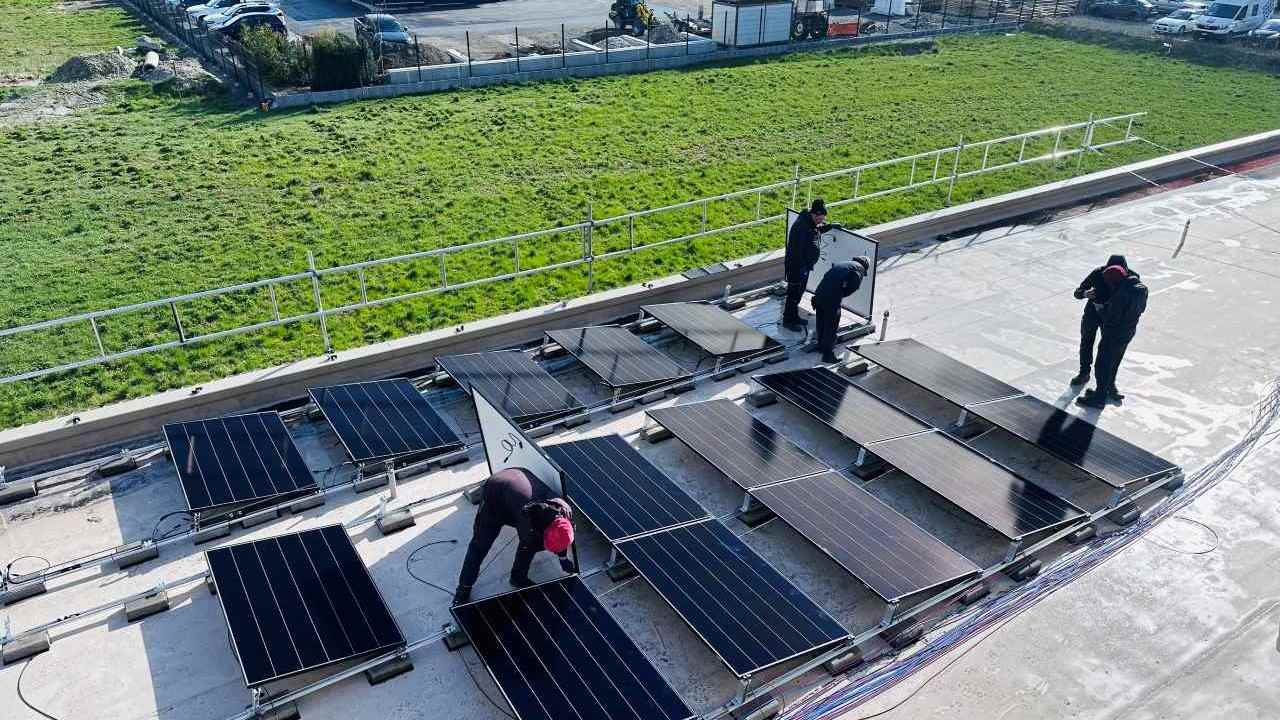 Bildaufnahme des Rohbaus von der PV-Dachanlage von Gotec SA im Wallis. 