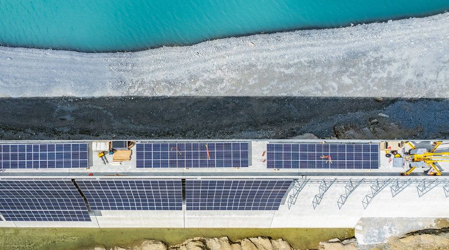 Eine Solaranlage, die an einer Staumauer in den Alpen hängt