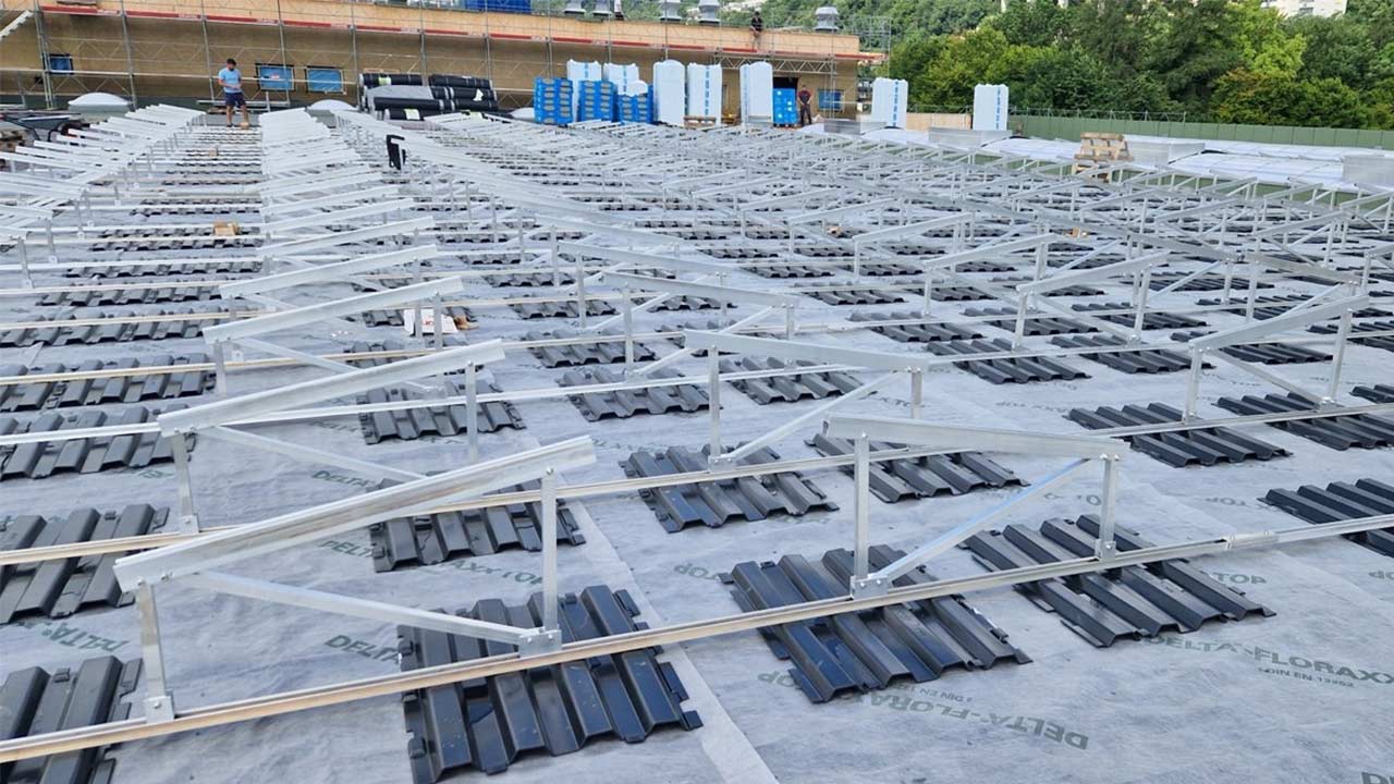 Unterkonstruktion der Solaranlage auf der Multisporthalle Biel