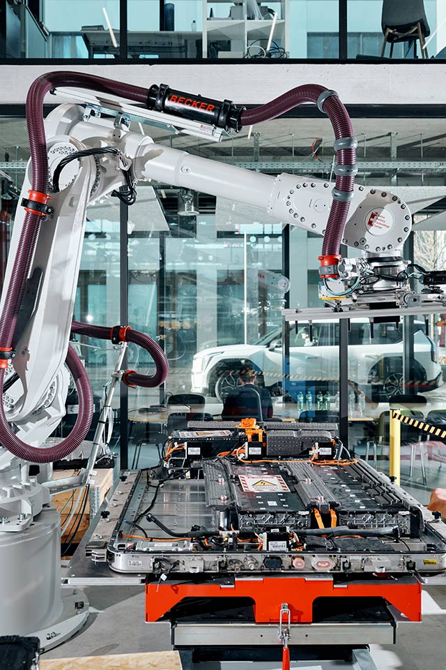 Roboter der Autobatterien zerlegt.