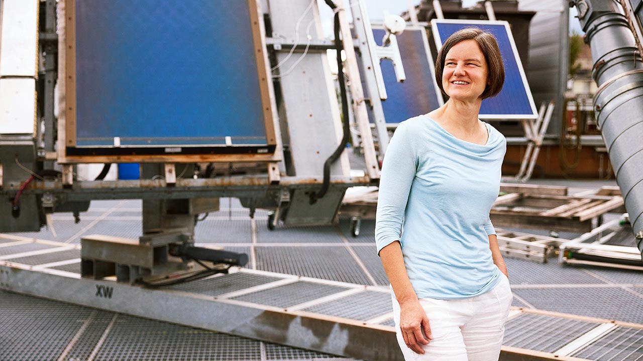 Porträt von Evelyn Bamberger vor Solarmodulen