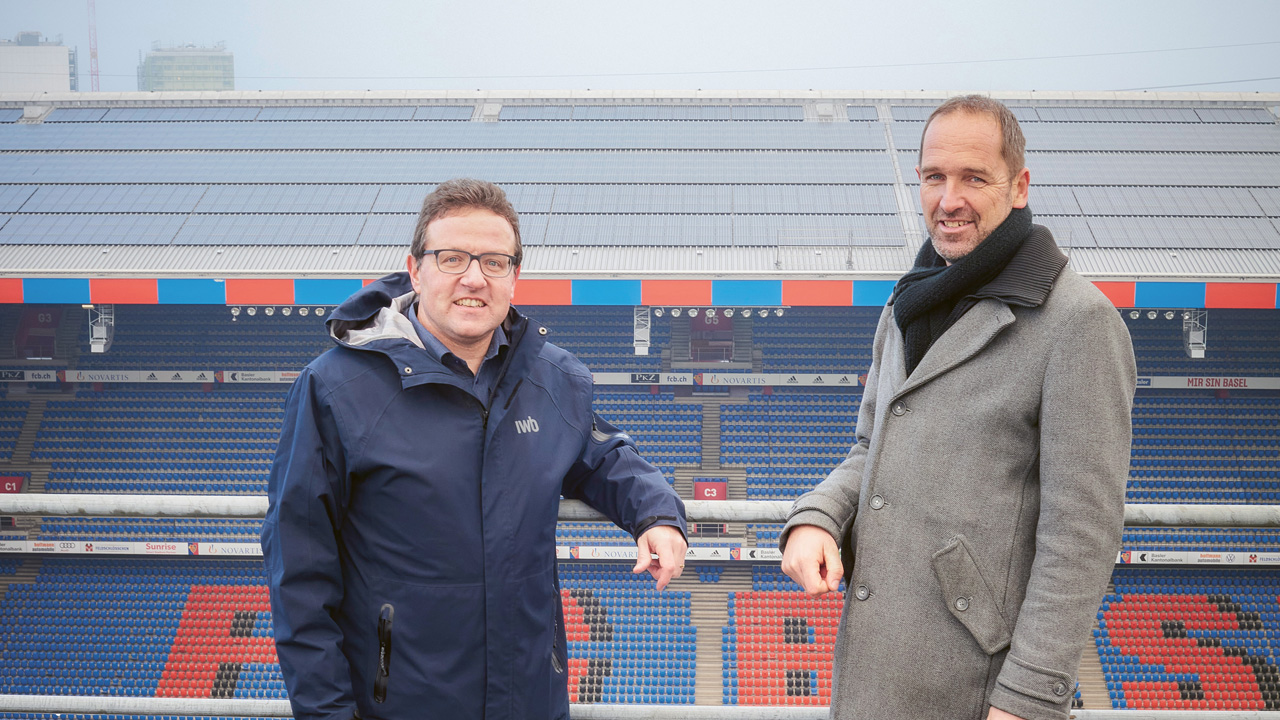 Stefan Wittwer (links) und Stefan Bucher von IWB auf dem Dach des St. Jakob-Parks in Basel