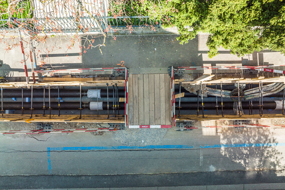 Luftaufnahme einer Baustelle am Basler Rennweg. Im Erdboden sieht man Fernwärmeleitungen.