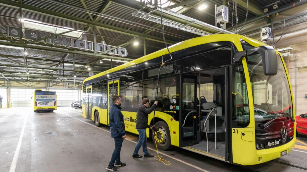 Roman Stingelin zieht den Stecker zum Laden eines E-Busses herunter. Denn im hinteren Teil des Depots sind die Ladepunkte direkt unter dem Dach angebracht. So können die Busse unten bestens manövrieren. 