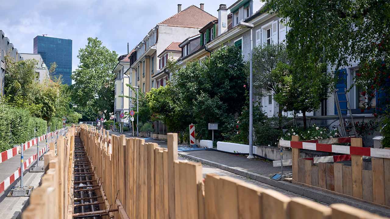 Offene Fernwärme-Baustelle an der Rührbergerstrasse