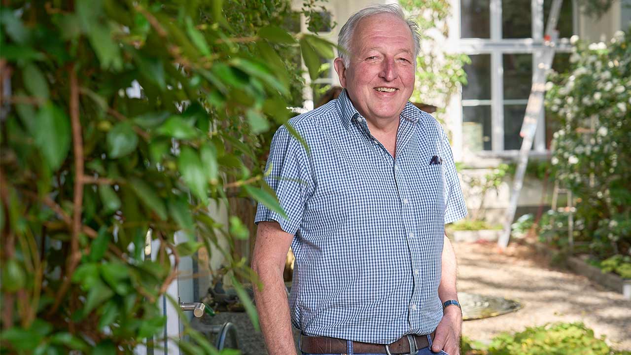 Portrait von Hanspeter Schilling im Innenhof seines Hauses