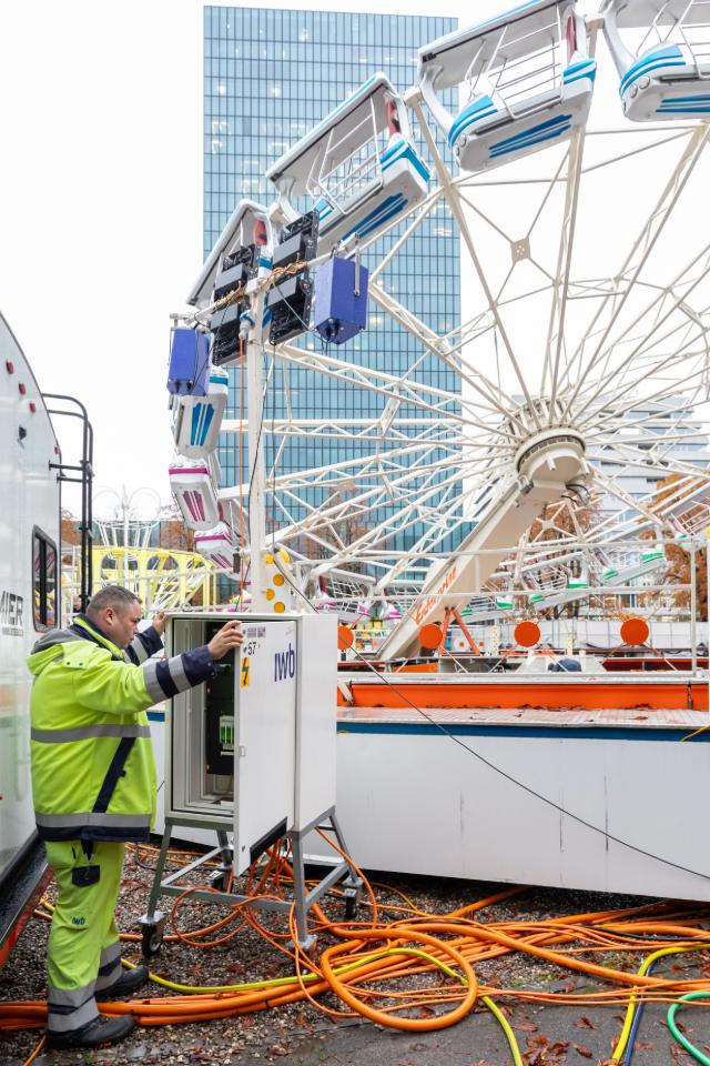 Oliver Schirmer kontrolliert die Anschlüsse der Bahnen und Wohnwagen an der Basler Herbstmesse.