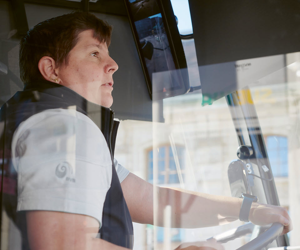 Christina Ceccone am Steuer im E-Bus der BVB.