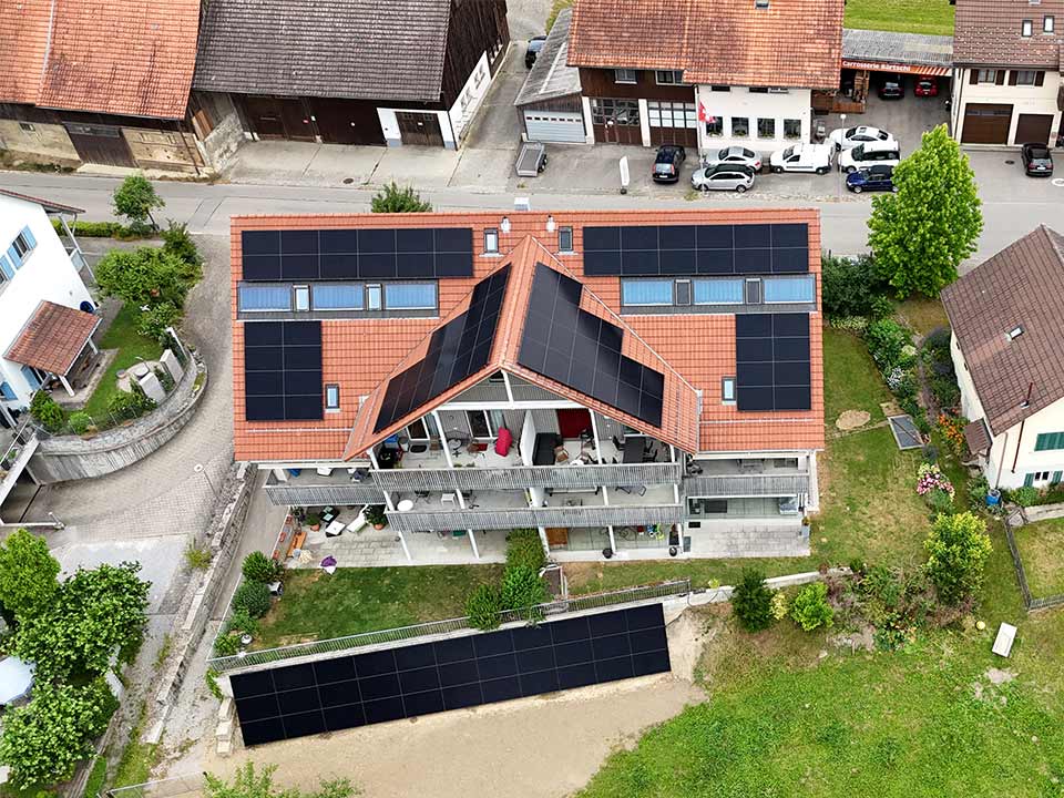 Senero Aufdach-Solaranlage auf einem Mehrfamilienhaus