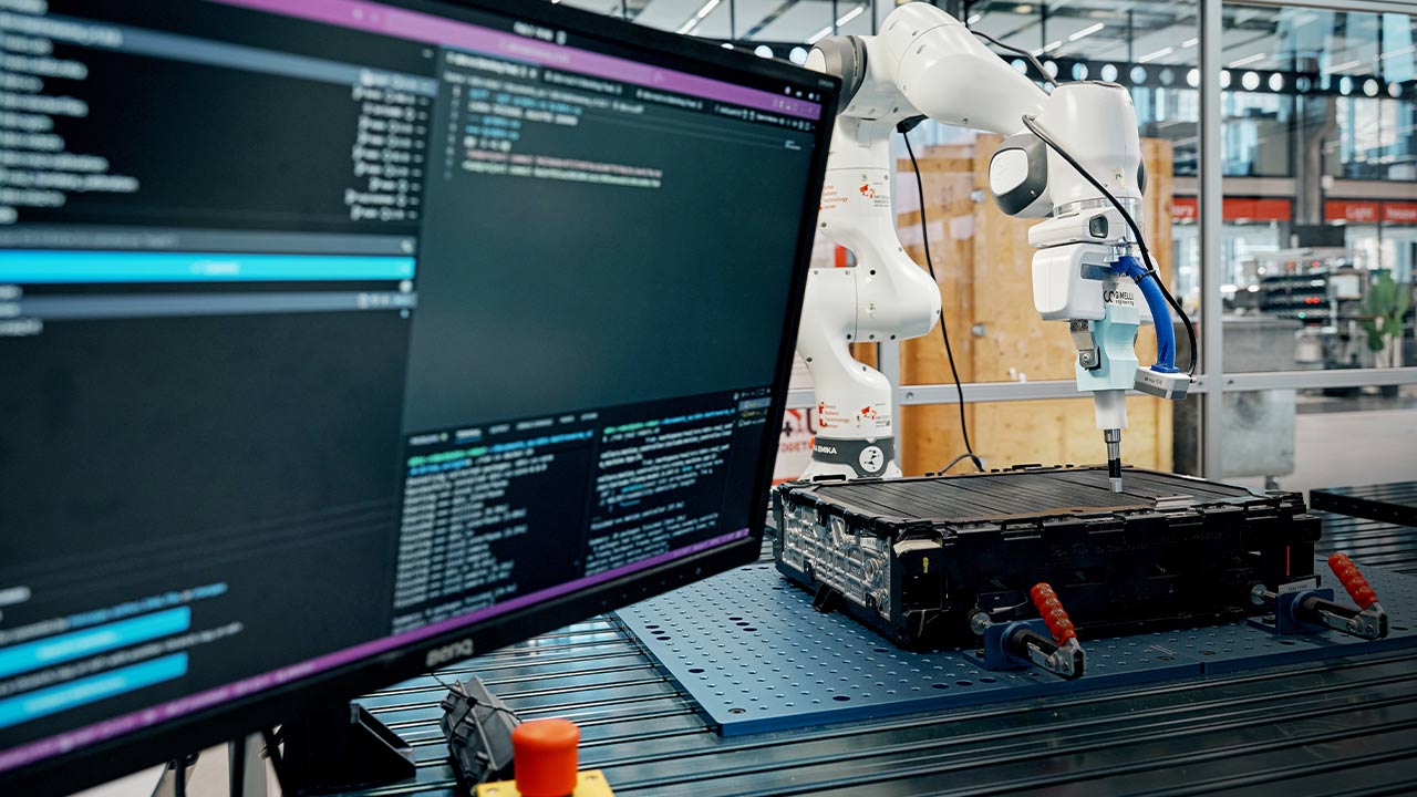 Computer mit einer alten Autobatterie die zerlegt wird.