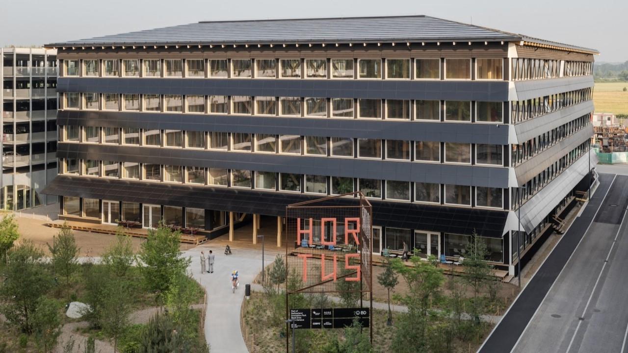 Solarfassade am Gebäude "Hortus" bei Allschwil vor den Toren zu Basel.